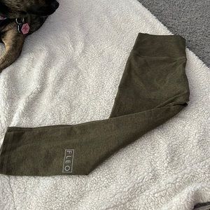 Medium Olive green crop Fleo leggings.